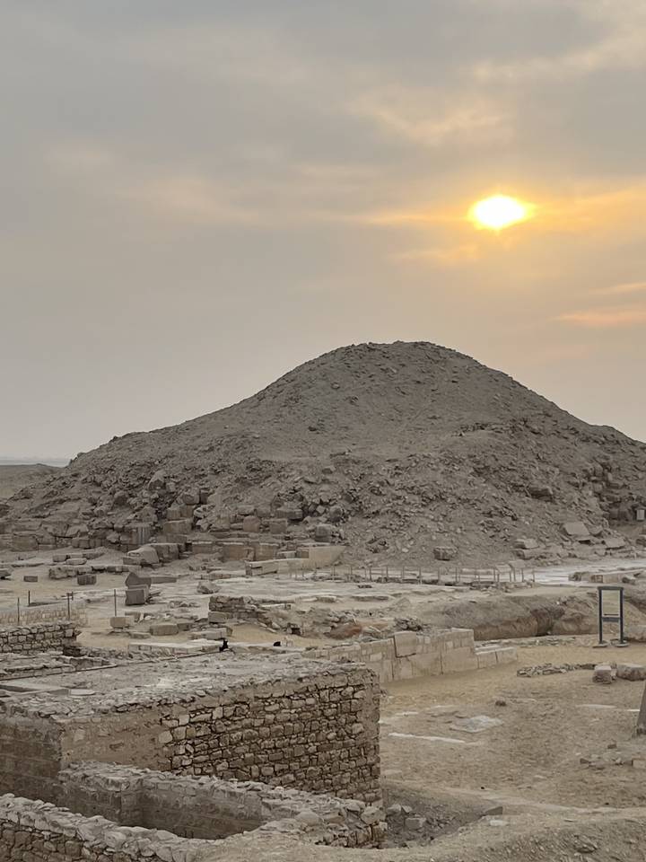Pyramide avec le soleil couchant sur un paysage désertique