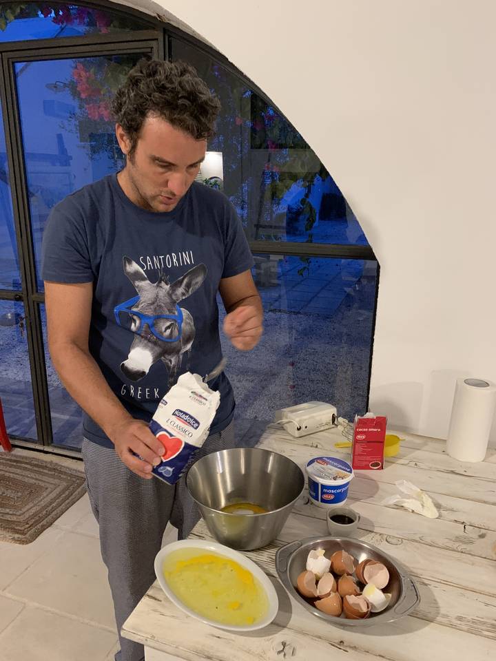 Personne préparant des ingrédients sur un plan de travail de cuisine.