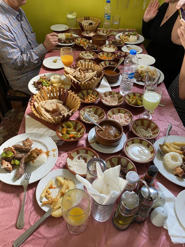 Un festin de divers plats traditionnels sur une table.