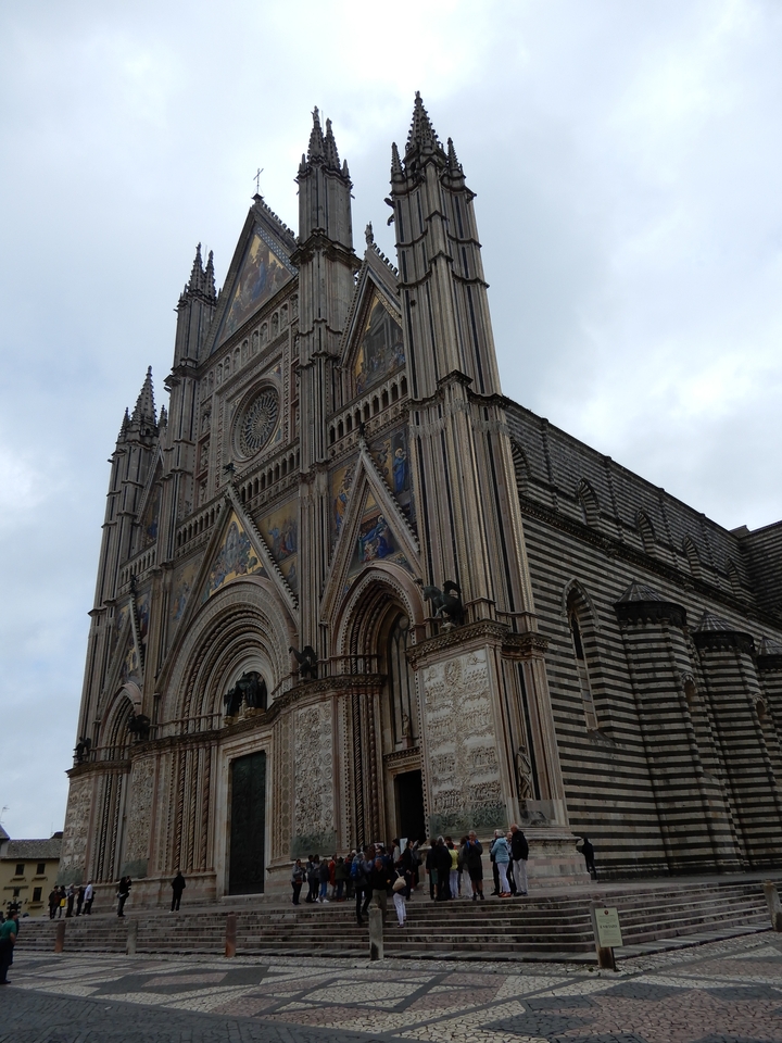 Façade d'une cathédrale de style gothique aux motifs complexes.