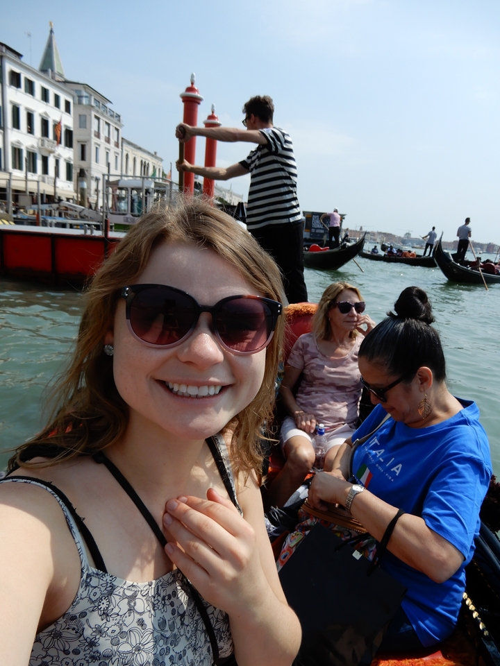 Groupe de personnes profitant d'une promenade en gondole sur un canal.