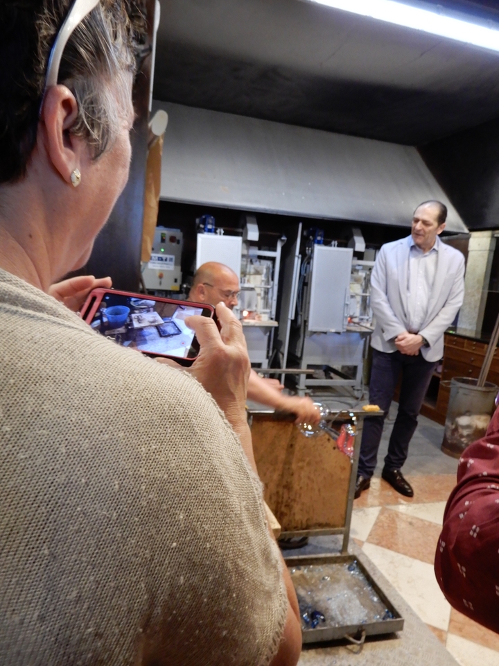 Personne qui filme une démonstration d'atelier avec un téléphone.