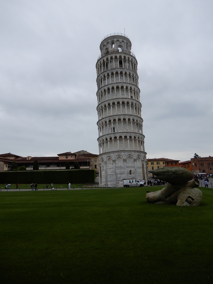 Tour penchée et terrain environnant.
