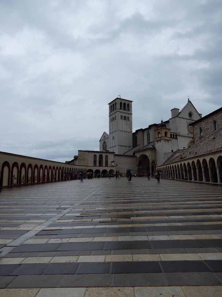 Grande église en pierre sur une place publique.