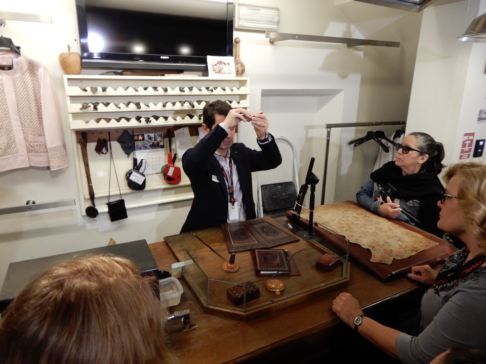 Démonstration dans un atelier, des personnes observent attentivement.
