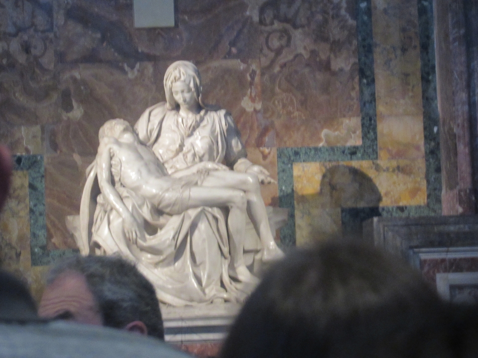 La sculpture Pietà de Michel-Ange entourée d'une foule.