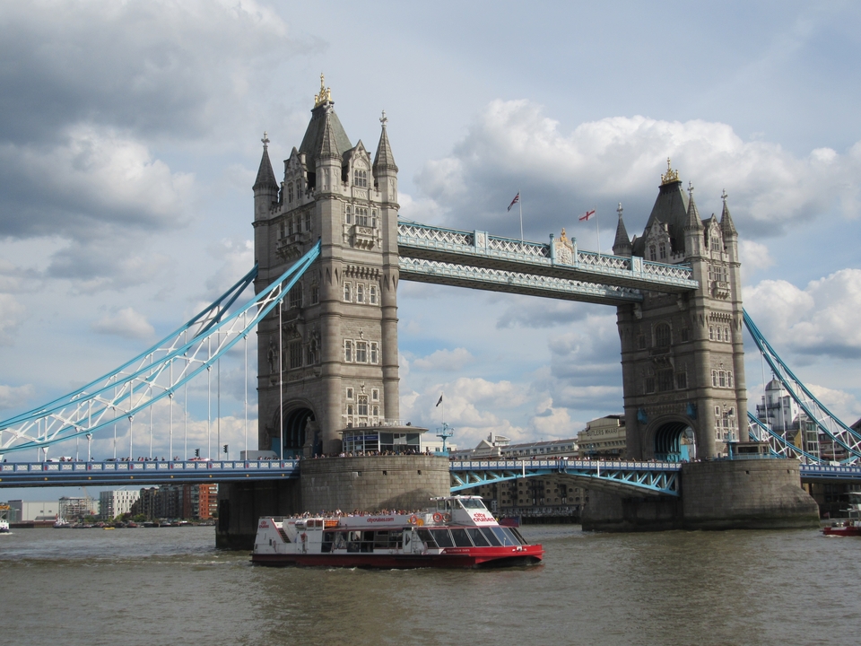 Le célèbre Tower Bridge enjambant une rivière à Londres.
