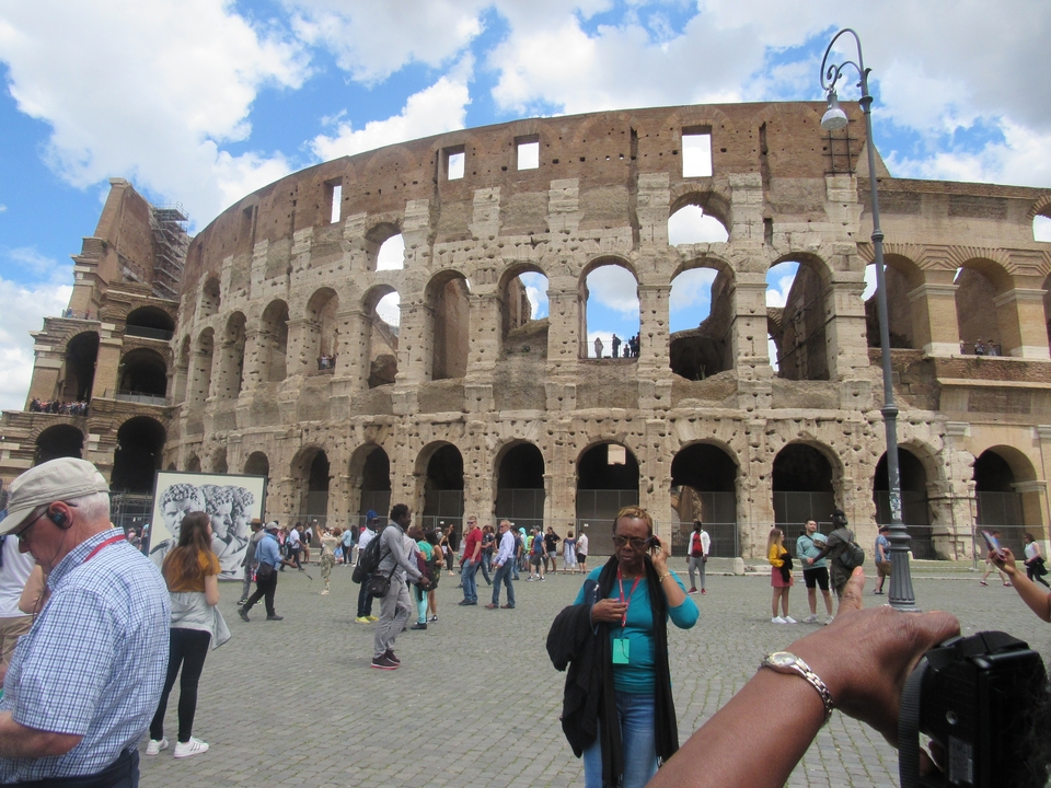 Zone bondée près du Colisée à Rome.