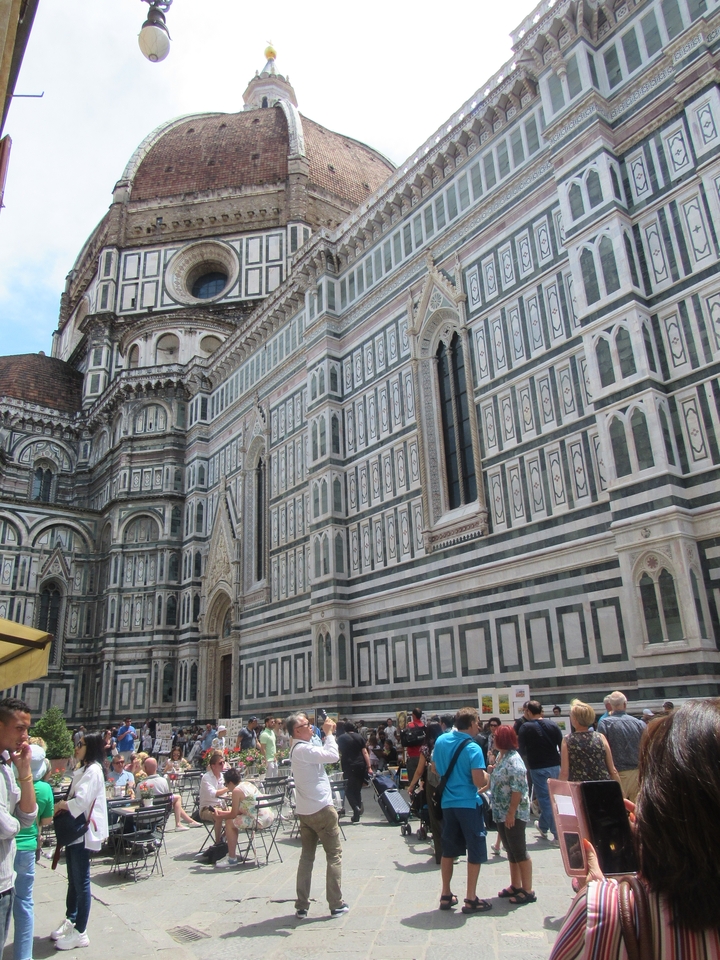 Façade ornée d'une cathédrale avec des motifs en marbre coloré.