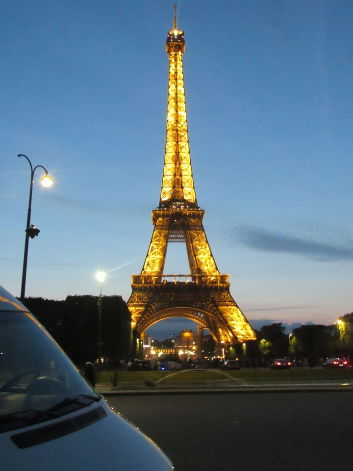 Tour Eiffel illuminée la nuit.