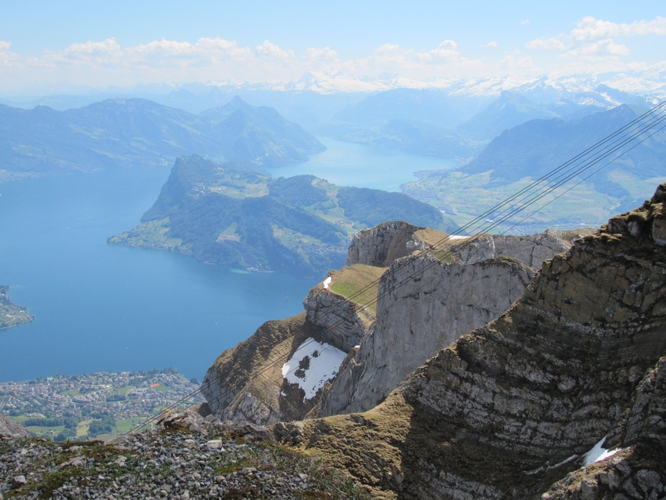 Vue panoramique d'un magnifique lac bleu et d'une chaîne de montagnes.