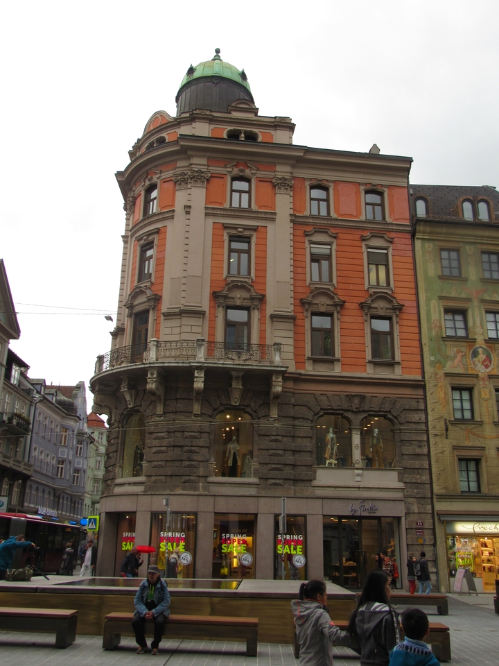 Façade colorée d'un bâtiment historique dans une rue de la ville.