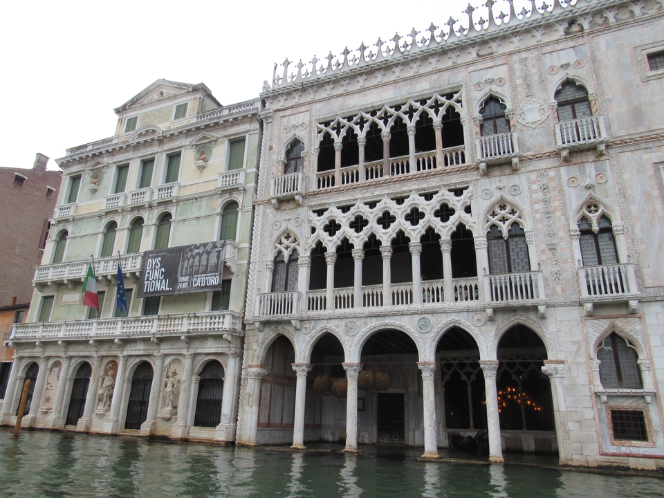 Bâtiment historique à l'architecture gothique à Venise.
