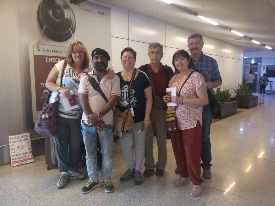 Un groupe de personnes debout dans un hall d'aéroport.