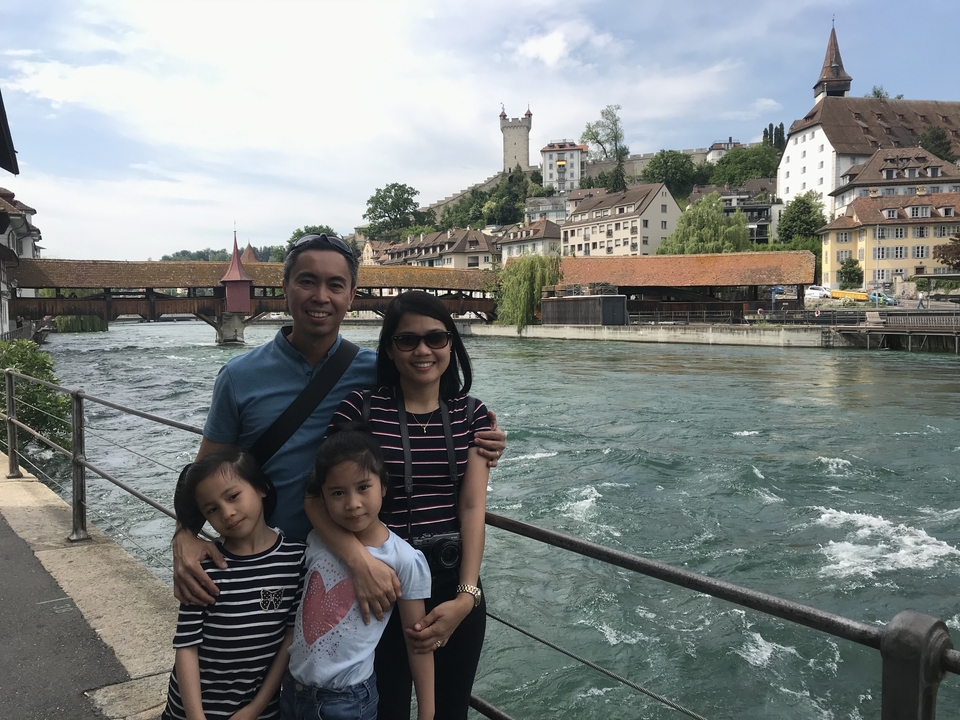 Famille posant au bord d'une rivière à Lucerne.