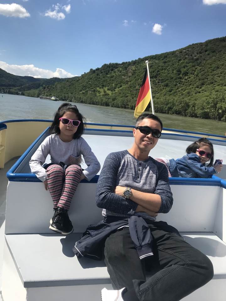 Famille sur un bateau dans les Gorges du Rhin.