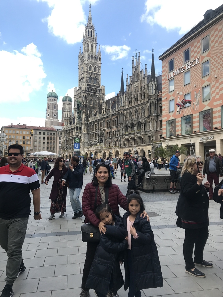 Famille devant la Marienplatz à Munich.