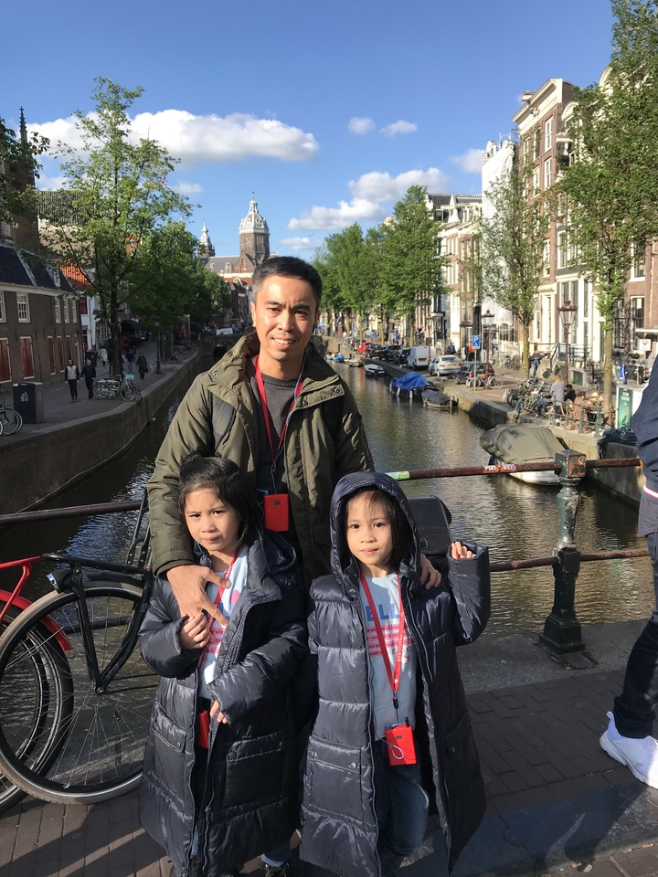 Famille traversant un pont de canal à Amsterdam.