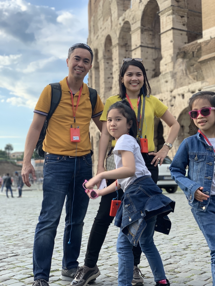 Famille avec enfants posant près du Colisée.