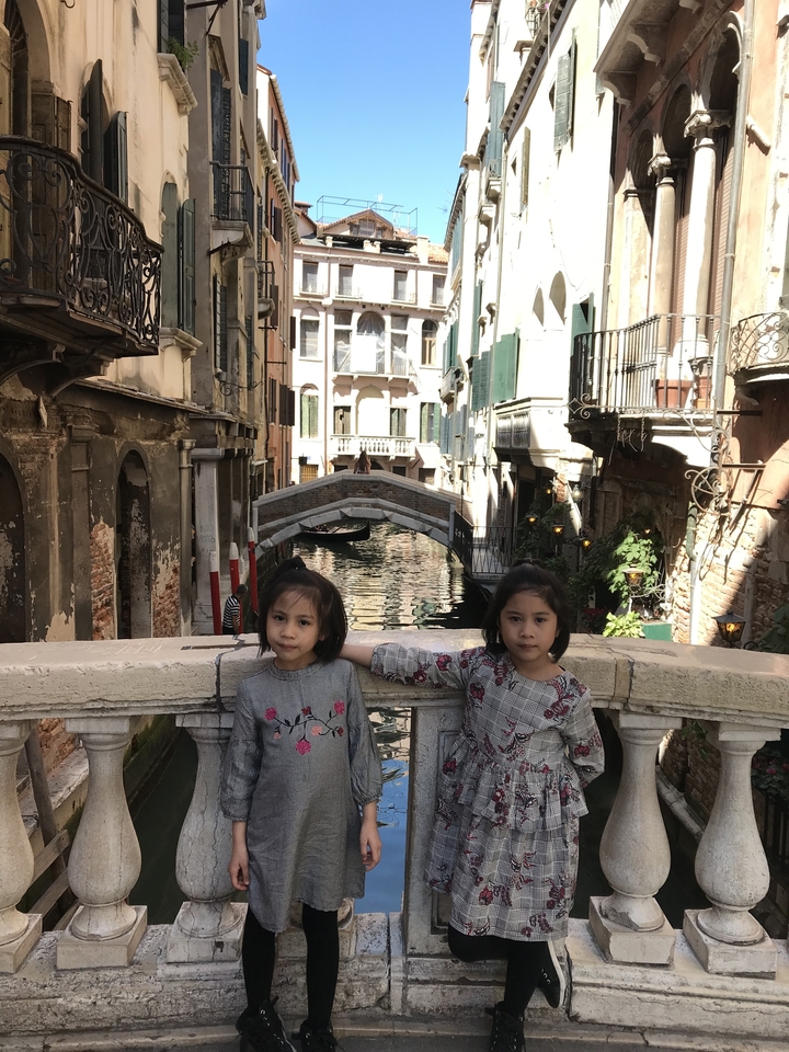Des enfants sur un pont au-dessus d'un canal à Venise.