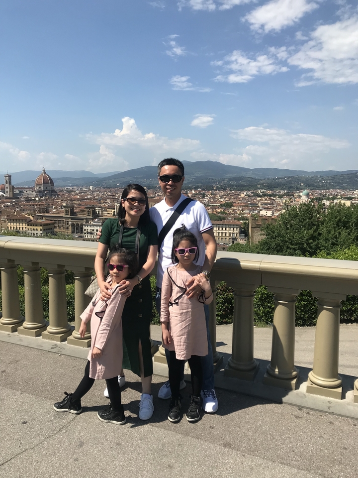 Famille posant avec l'horizon de Florence.