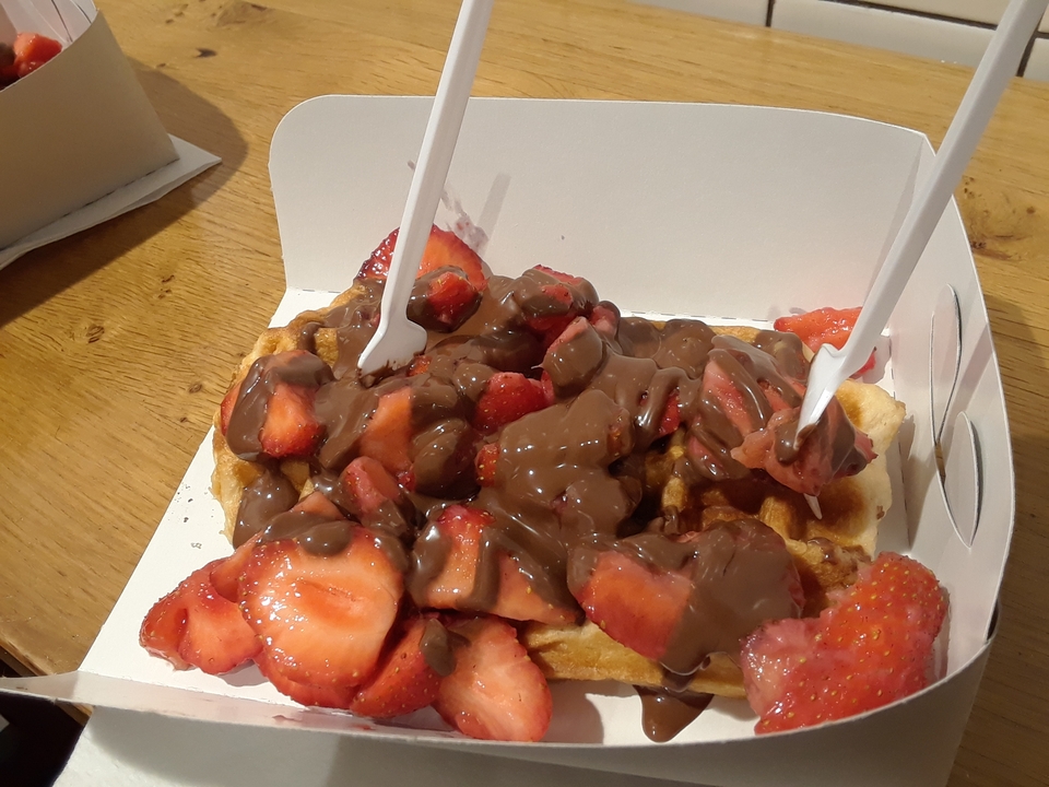 Boîte de gaufres aux fraises et au chocolat.