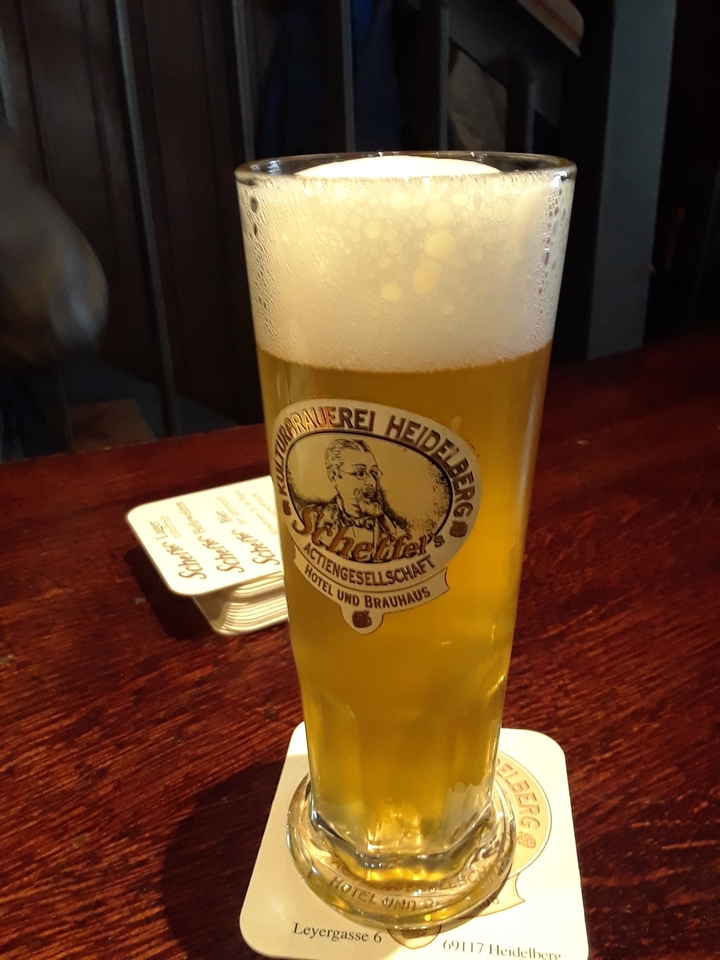 Verre de bière sur une table en bois.