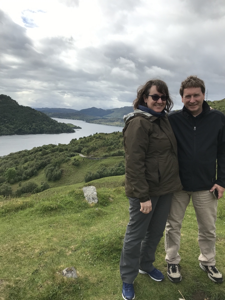 "Couple posant avec une vue panoramique derrière."
