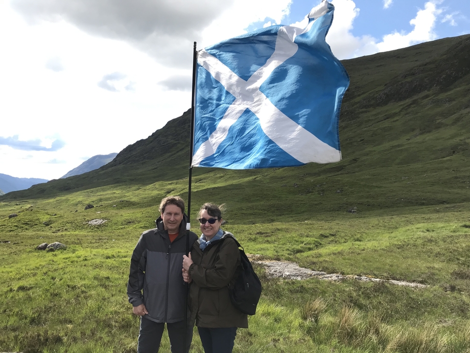 Couple posant avec le drapeau écossais.