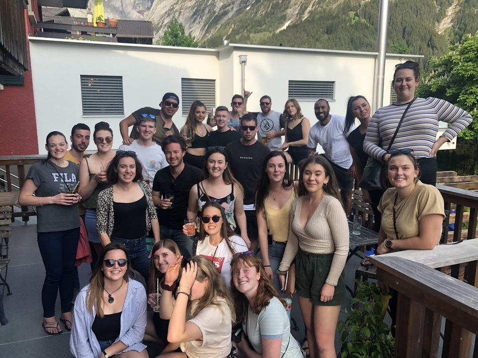 Groupe de jeunes gens posant ensemble à l'extérieur.