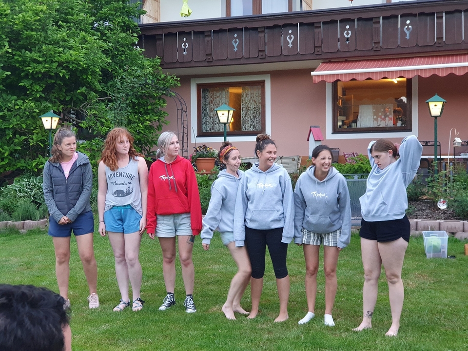 Groupe de jeunes femmes debout dans un jardin.