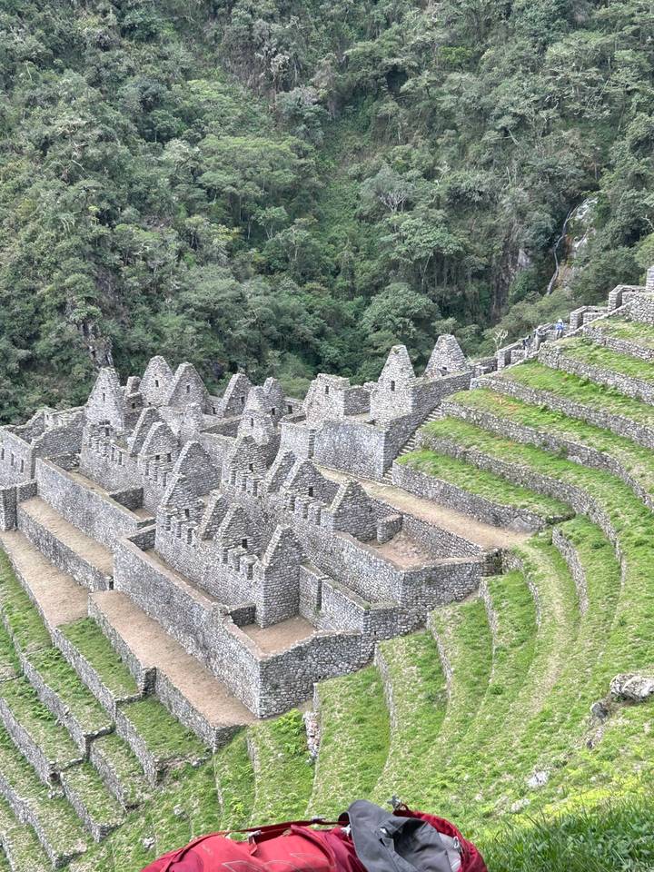 Ruinen antiker Steinbauten in einem bewaldeten Gebiet.
