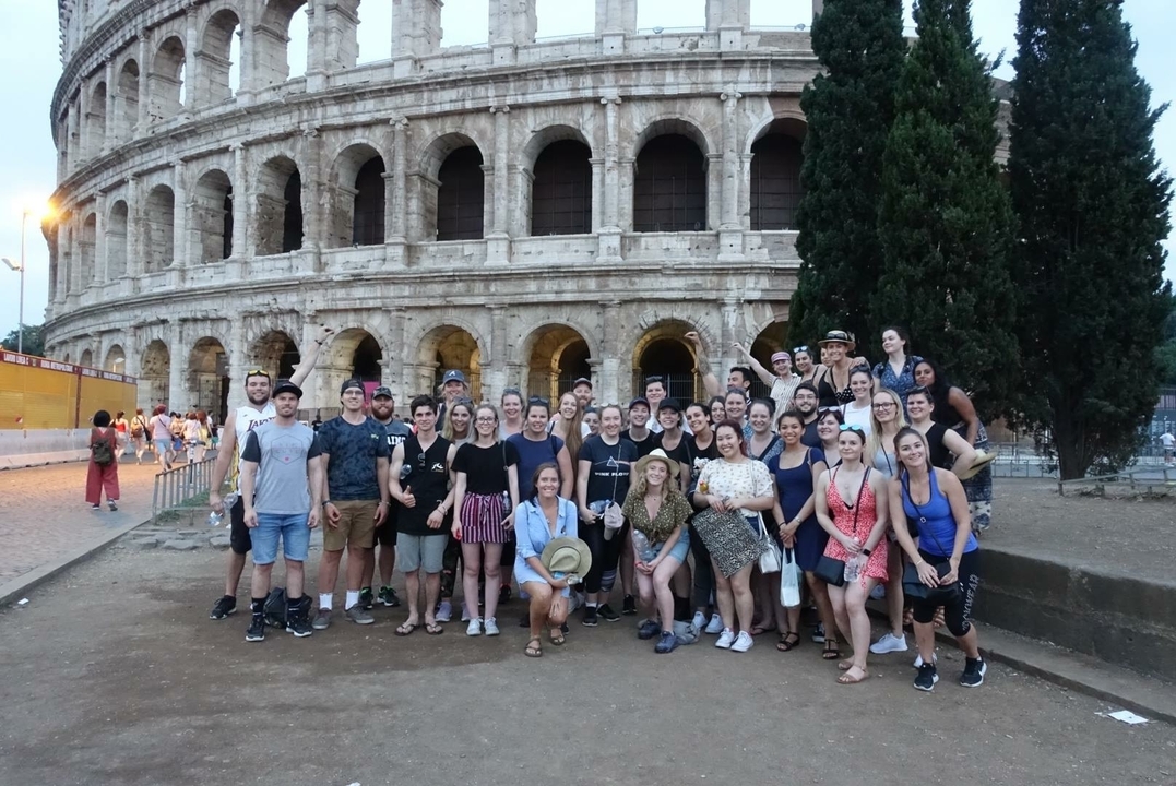 Une grande photo de groupe devant le Colisée.