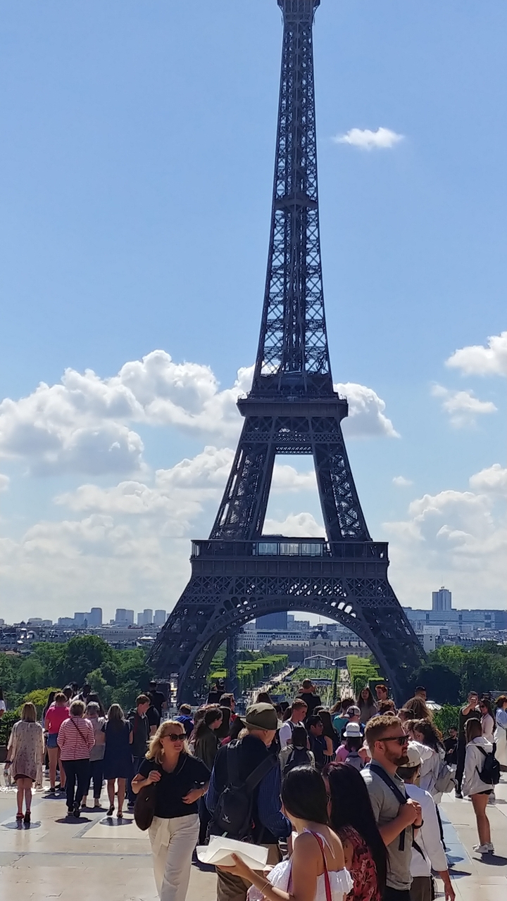 Tour Eiffel pendant la journée avec des nuages en arrière-plan.