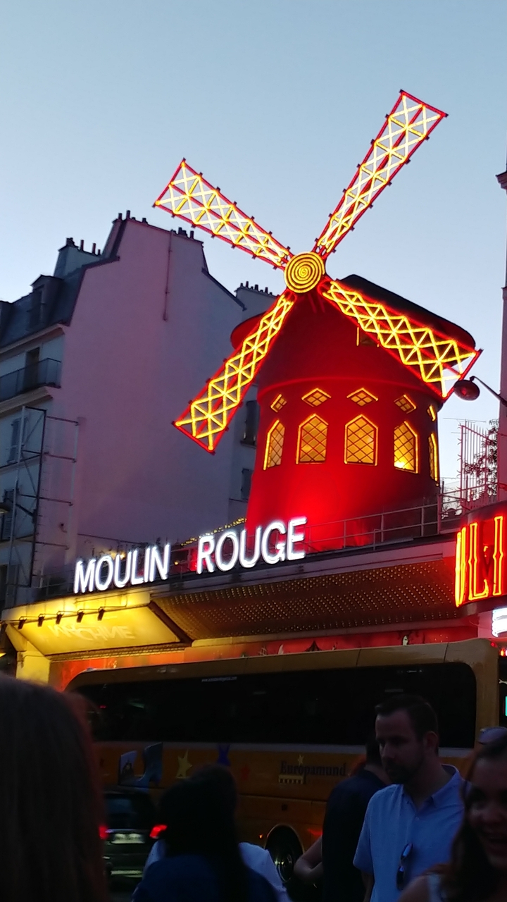 Moulin Rouge avec son moulin à vent rouge iconique et ses néons.