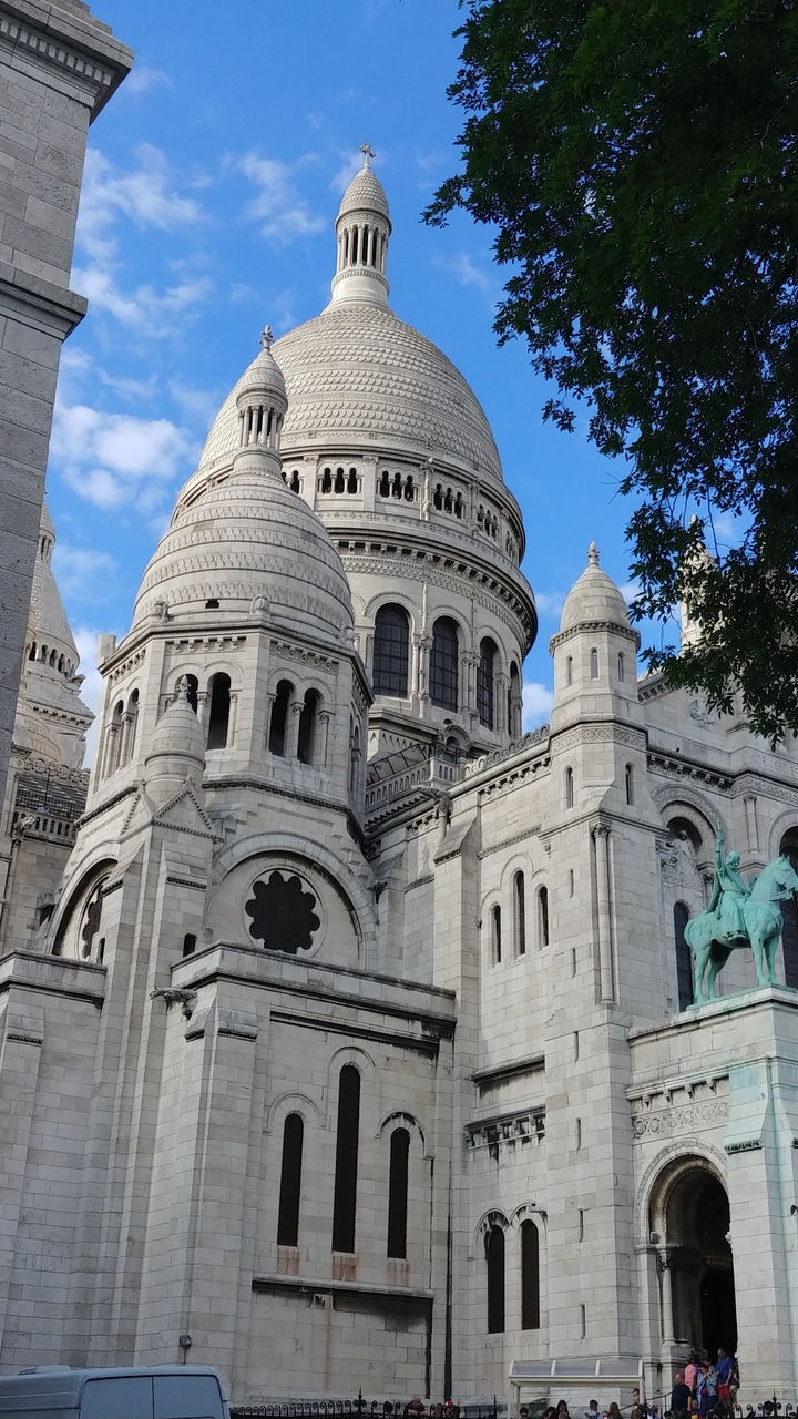 Basilique du Sacré-Cœur avec ses dômes emblématiques.