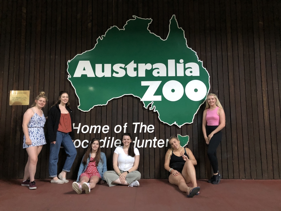 Groupe posant devant le panneau du Zoo d'Australie.