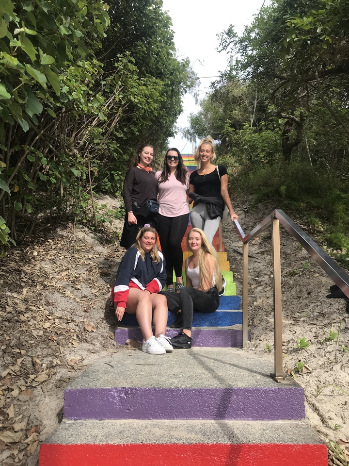 Groupe de personnes sur des escaliers colorés.