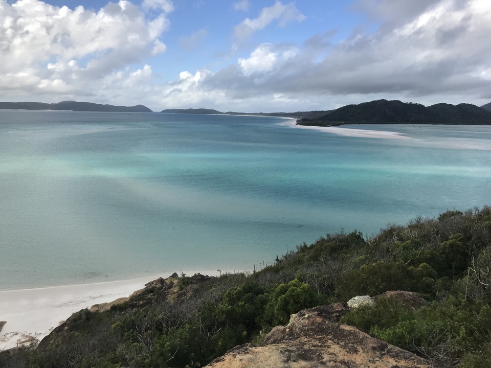 Vue panoramique de l'océan et du littoral avec des eaux claires.