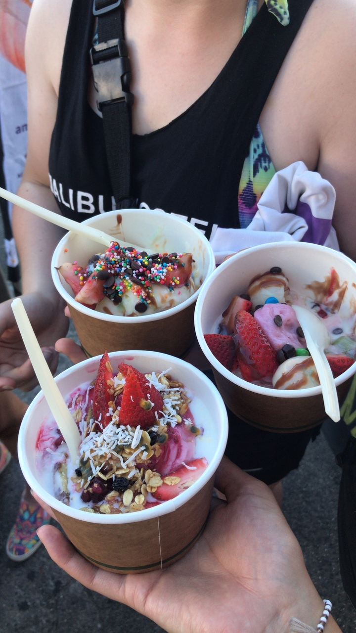 Gros plan de bols de dessert avec diverses garnitures.