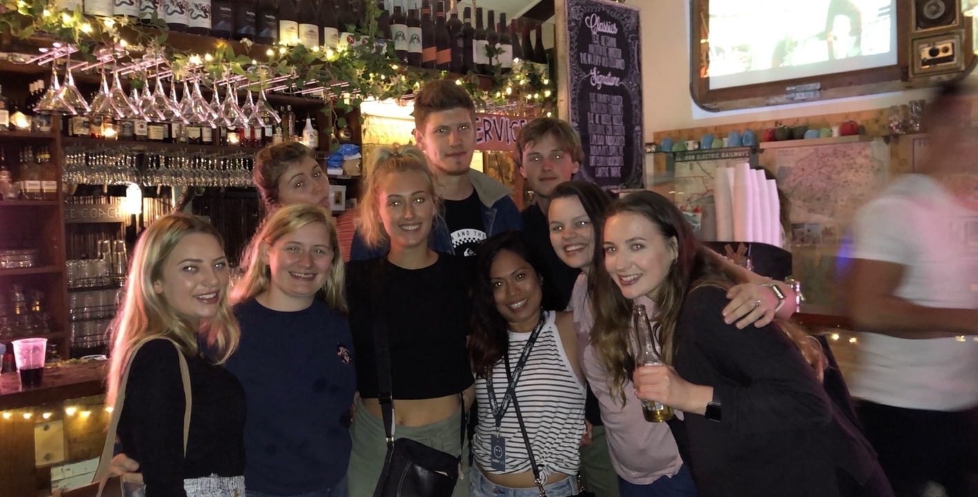Groupe de personnes à l'intérieur d'un bar ou d'une boîte de nuit.