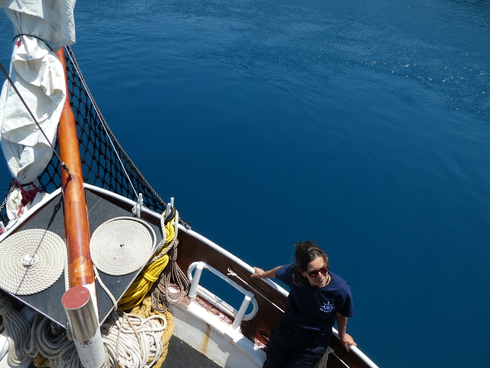 Personne sur un bateau avec une mer d'un bleu profond.