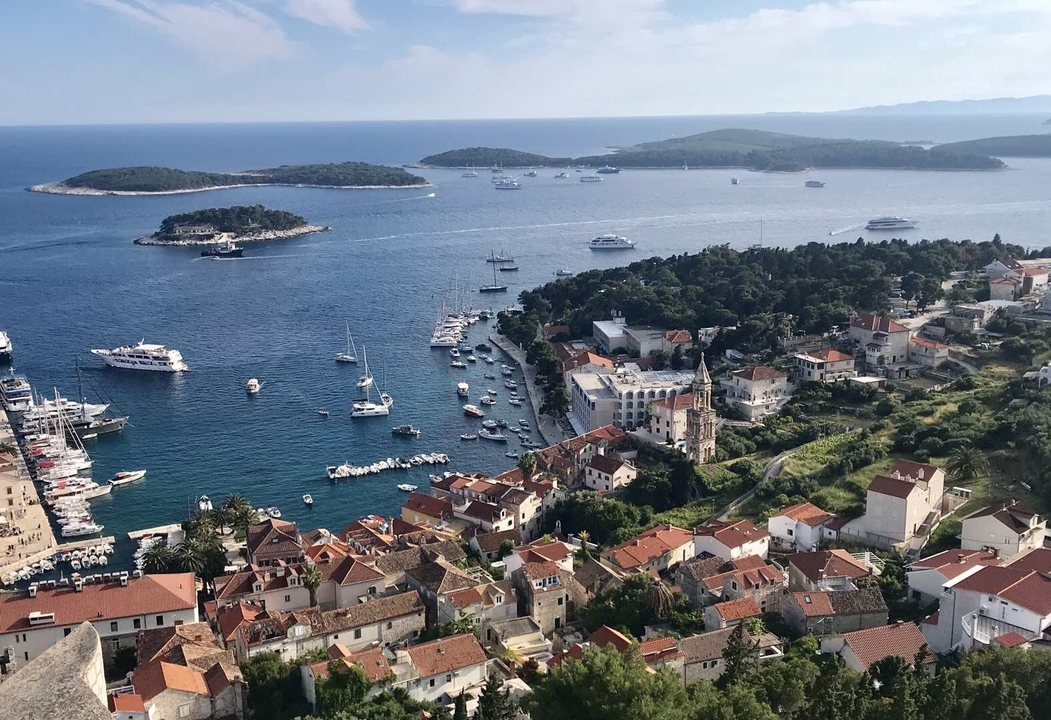 Vue aérienne de la ville de Hvar et de son port.