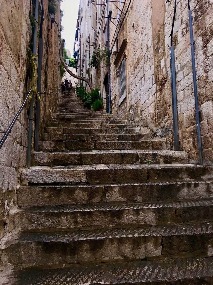 Marches en pierre menant vers le haut entre les bâtiments.