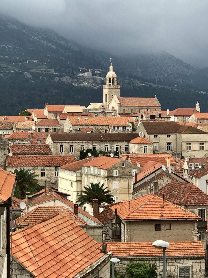 Bâtiments historiques de la ville avec une église en arrière-plan.