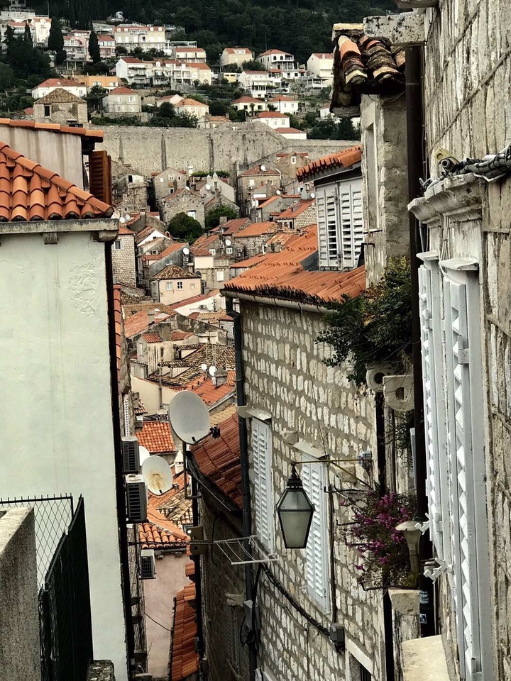 Toits de ville historique avec antennes et paraboles.