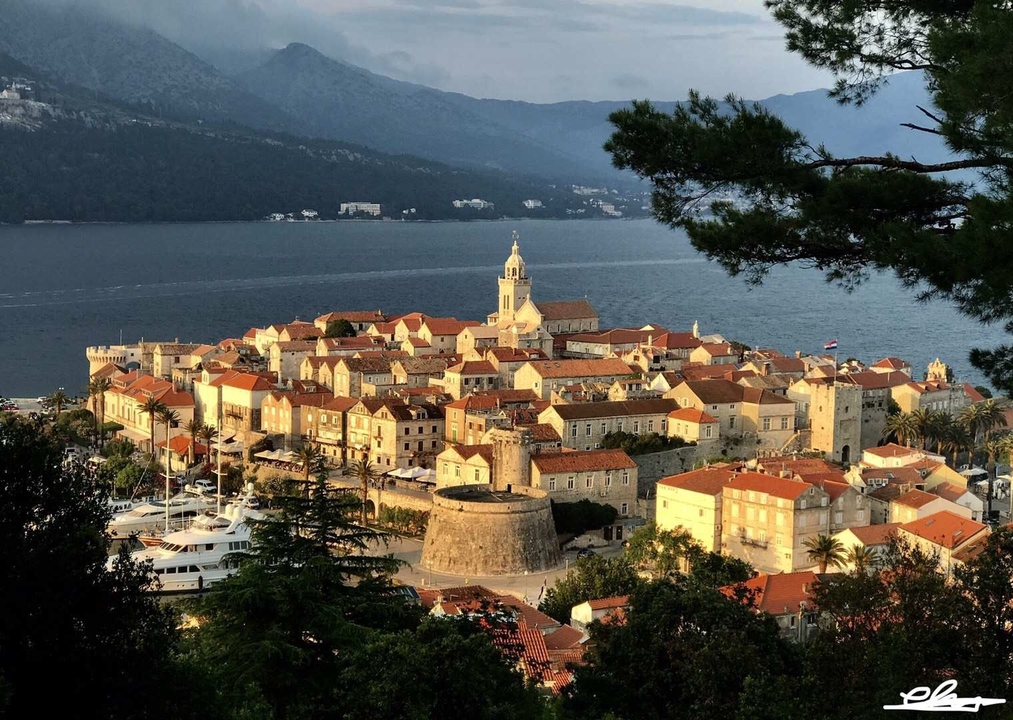 Ville médiévale sur une île avec vues côtières.