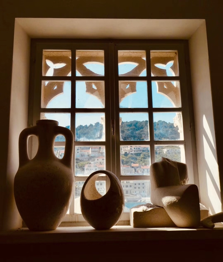 Vue à travers une fenêtre sur une ville côtière.