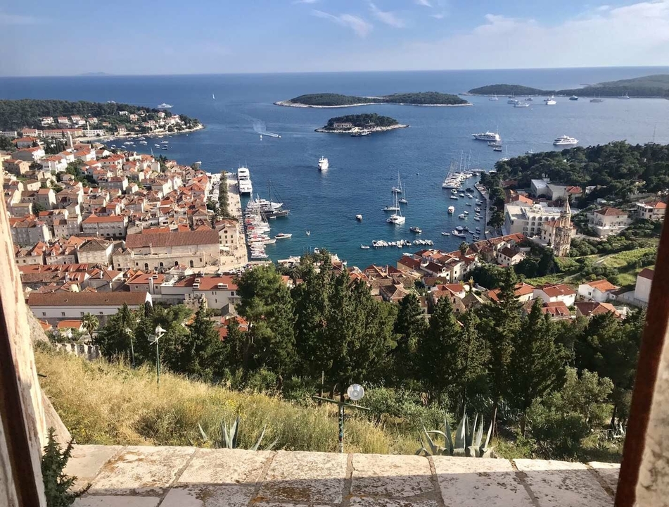 Vue panoramique d'une ville côtière avec des yachts dans le port.