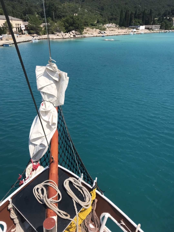 Voile d'un bateau contre une mer bleu vif.